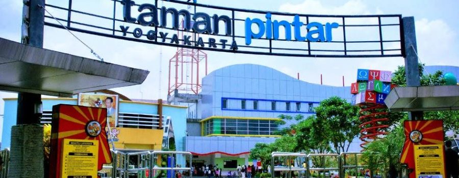 tampak depan taman pntar