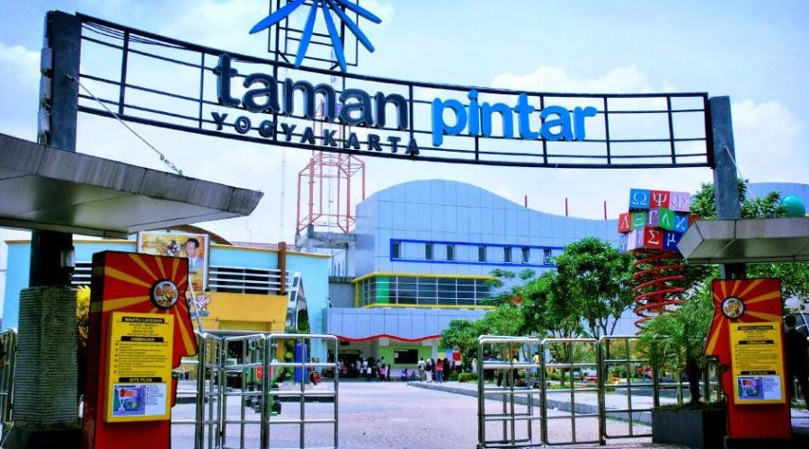 tampak depan taman pntar